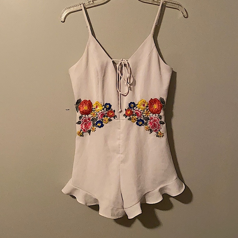 Forever 21, White w/ Flower decorations, Medium